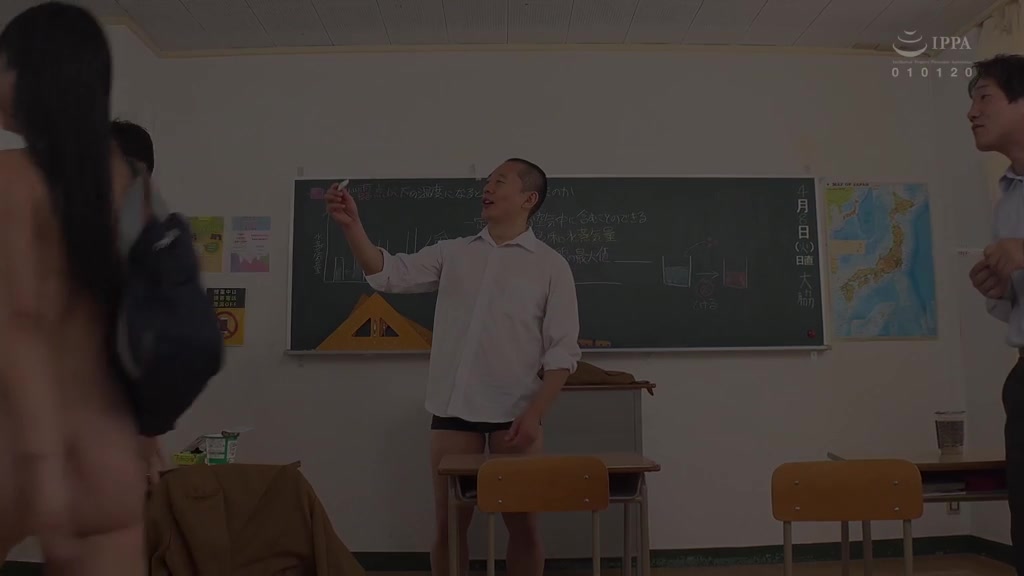 椿りか 黒板 教室 机 先生